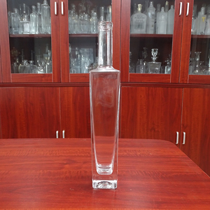 Bouteille en verre de flint premium carrée de 750 ml pour rhum, avec <span class=keywords><strong>bouchon</strong></span> en liège, vide, vente en gros - Product Image 4