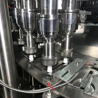 Machine d'emballage liquide entièrement automatique pour sachets à bec verseur, avec remplissage volumétrique et bouchage à vis