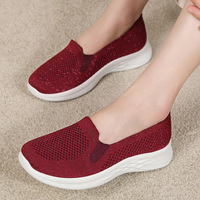 Sepatu kasual wanita berbahan sol lembut, nyaman untuk jalan santai, bernapas, simpel, dan cocok untuk naik pesawat.