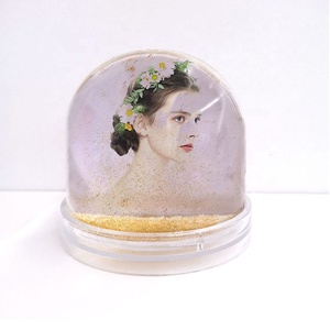 Boule à <span class=keywords><strong>neige</strong></span> en plastique personnalisée souvenir cadre <span class=keywords><strong>photo</strong></span> Marco De Fotos avec sublimation <span class=keywords><strong>effet</strong></span> de paillettes d'eau pour les photos - Product Image 1
