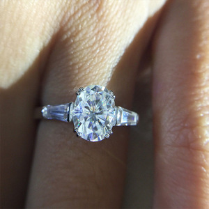 Anello con Diamante Taglio Ovale F1117, Pietre Naturali Baguette Laterali, Gioiello Classico da Donna per Fidanzamento - Product Image 2