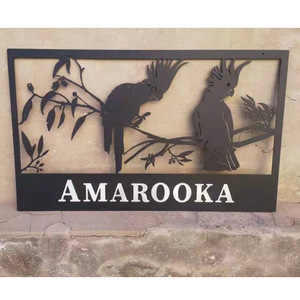 Décoration murale en métal encadrée, motif cockatoos sur branches, panneau Amarooka, décoration de jardin extérieur - Product Image 1