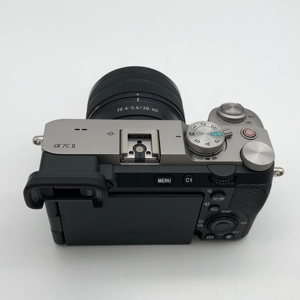 Cámara Sony A7C II Usada con Lente 28-60, 4K, Full Frame, Sin Espejo, Estado 33MP, Ideal para Vlogging y Viajes, Cámara Full-frame con Wi-Fi - Product Image 3