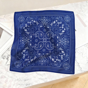 Pañuelo de Seda 70x70 cm con Estampado Digital, Pañuelo Cuadrado Multifuncional para Mujer, Accesorio de Primavera/Verano - Product Image 3