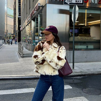 Veste en fausse fourrure à imprimé vache pour femme, manteau court chaud et moelleux à col à revers et fermeture éclair, streetwear d'hiver, vêtement d'extérieur en fourrure courte pour femme