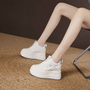 Кроссовки женские белые со шнуровкой, 12 см - Product Image 3