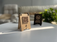 Elegante Soporte de Menú Laminado Personalizado con Grabado para Restaurantes, Cafeterías y Salones de Té, Tipo de Mesa con Enlaces de Cuero y Códigos QR