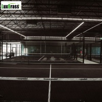Ajustement flexible de la luminosité avec des lumières LED à 360 degrés, vue panoramique complète de la piste de padel sur gazon noir