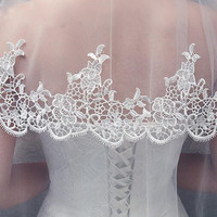 Élégant Voile de Mariée Court Blanc à Deux Couches en Dentelle avec Peigne pour Fêtes de Mariage Féminines