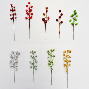 Décorations de Noël : Brindilles de baies d'hiver artificielles rouges à piquer et à vaporiser, tiges de fruits, ornements végétaux pour couronnes et guirlandes de Noël - Product Image 4