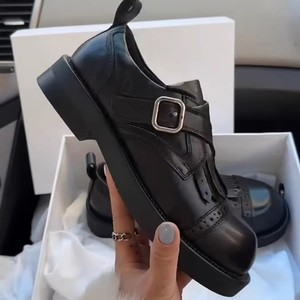 รองเท้าแฟชั่นผู้หญิงแบบสวมสบาย รุ่นใหม่ปี 2026 สไตล์เรโทร หัวกลม แต่งพู่ สายรัดหัวเข็มขัด หนังสีดำ - Product Image 4