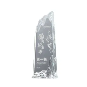 لوحة بجزء شفاف من الزجاج الكريستالي عليها شعار مخصص على شكل جبل لوحة جوائز بها نقشة محفور عليها حيوانات