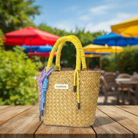 Sac fourre-tout décontracté élégant et tendance à deux poignées, grande capacité, fermeture ouverte, motif lettres, avec pompons, en paille