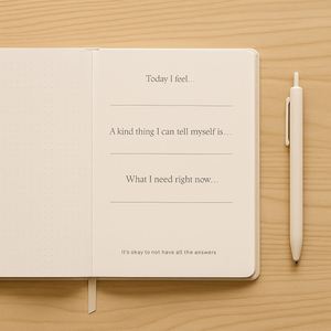 Diario A5 con Copertina Rigida in Ecopelle 'Be Kind to Yourself' per Cura Personale, Riflessione Quotidiana e Gratitudine, Regalo per la Salute Mentale - Product Image 3