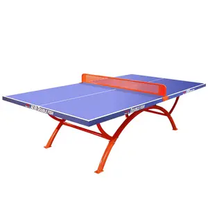 户外训练或比赛乒乓球乒乓球桌，带插台顶部蓝色