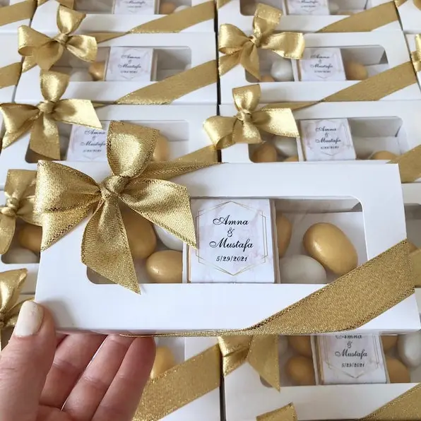 Caixa de presente personalizada do lembrancinho do casamento do papel com fita para o convidado