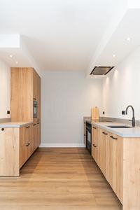 Solución <span class=keywords><strong>de</strong></span> Gabinetes <span class=keywords><strong>de</strong></span> Cocina Integrales, Color Madera Clara con Encimeras Grises y Área Oculta para Electrodomésticos - Product Image 2