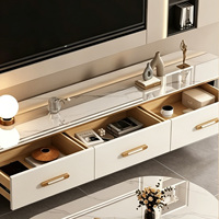 Table basse ovale moderne de luxe en pierre frittée avec revêtement en cuir et pieds en métal doré, structure en bois pour salon