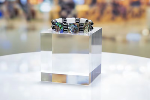 Espositore Trasparente in Acrilico Personalizzato per Gioielli da Collezione, Profumi e Oggetti Preziosi - Product Image 3
