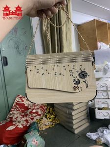Bolso de Mano de Madera Hecho a Mano con Corte Láser, Estampado de Flores Tropicales, Bolso Bandolera, Regalo de Moda para Ella - Product Image 2
