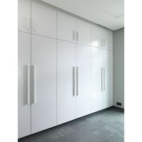 Armoire de Luxe Autoportante Optima avec Portes Miroir, Éclairage LED et Système de Verrouillage pour Chambre Parentale Moderne