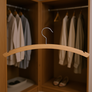 Percha de madera con acabado natural y gancho metálico para guardar prendas - Product Image 3