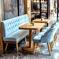 Ensemble de meubles de café moderne, de restaurant, de salon de thé, canapé en tissu bleu ciel, banc et chaises individuelles, tables à manger carrées en bois