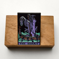 Broche en émail style punk gothique « THE HERMIT » avec motif de carte de tarot et de formule magique, idéale pour les vêtements et les accessoires de sac à dos