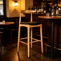 Taburete de Bar Estilo Mid-Century Modern con Estructura de Madera de Fresno y Asiento Tapizado Negro, Taburete de Barra para Cafetería, Proveedor Mayorista de Muebles