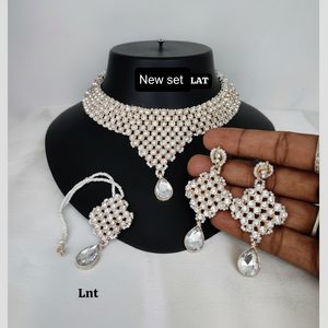 Conjunto de collar pulido de oro claro de diseñador con piedras austriacas, joyería llamativa para niñas y mujeres - Product Image 1