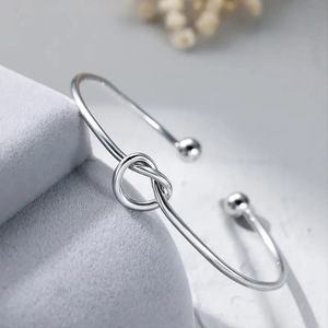 Bracciale a Polsino Placcato Argento con Design a Fiocco, Gioiello Unisex Classico e alla Moda, Bracciali in Lega per Donne e Uomini - Product Image 1