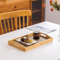 Plateau en bambou avec poignées découpées en arche, fond en panneau composite, surface tissée à motif de roseau pour la décoration de la salle à manger, du salon, du café et des aliments