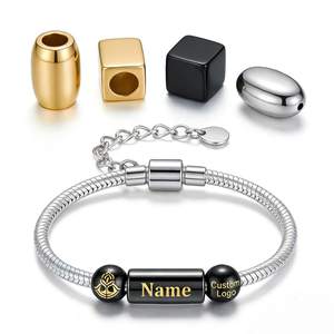 Perles d'espacement personnalisées en alliage de zinc argenté avec logo, forme carrée, pour bracelet, accessoire de bijouterie, pendentif en métal à double trou - Product Image 1