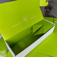 Boîtes d'expédition personnalisées avec pelliculage mat et gaufrage, emballage en carton gris recyclable pour l'expédition de roses