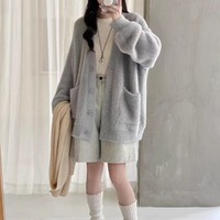 2026 Neuer Winter Großhandel Langer Kunstpelz-Strickcardigan für Damen V-Ausschnitt Übergroß Einreihig Knöpfe Aufgesetzte Taschen Creme Flauschig Gemütlich