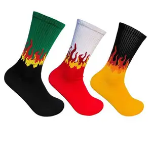 2023 Großhandel Männer glücklich bunte Crew Cotton Funny Cartoon weiß Neuheit Flamme Socken