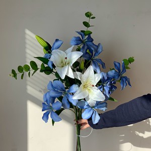 Fleurs de lys artificielles, bouquet de fleurs en soie, bleu blanc eucalyptus, décoration de la maison, arrangement de mariage - Product Image 1
