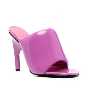 Mules de soirée pour femme à talon aiguille fin, dessus matelassé, en cuir verni brillant, bout carré ouvert - Product Image 5