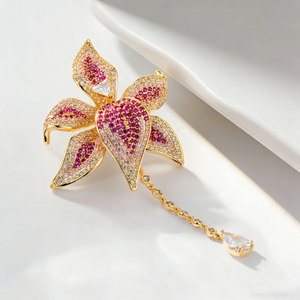 Broche de Flor con Borlas de Cristal CZ Microincrustado, de Aleación de Latón Chapado en Oro de Lujo, Personalizado de Fábrica, de Alta Calidad al por Mayor - Product Image 1