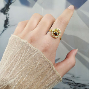 Anillos giratorios ajustables de moda para la ansiedad, con circonitas negras y blancas engastadas, chapados en oro sobre cobre, resistentes al deslustre, con diseño de cisne. - Product Image 3