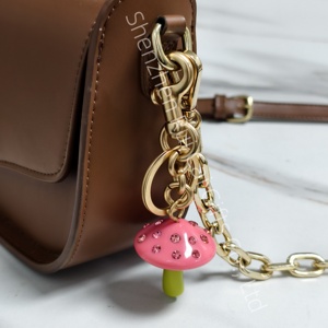 Llavero de Lujo Rosa de Alta Calidad para Estudiantes y Damas, con Colgante de Regalo, Dado de Cristal y Letra Inglesa con Efecto de Resina - Product Image 3