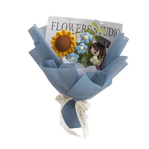 Ramo de girasoles tejidos a mano con acabado personalizado para la temporada de graduación, regalo para amigos, niños y adultos. - Product Image 5