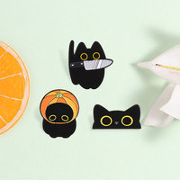 Épinglette en émail fantaisie motif chat noir aux grands yeux, badge métallique élégant pour accessoire vestimentaire quotidien ou à thème festif
