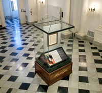 Vitrine d'exposition autonome de qualité muséale pour documents et objets, avec éclairage LED, en verre premium durable, pour reliques historiques