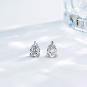 Anting-anting stud minimalis mungil berlian buatan laboratorium Pt950 Platinum tiga cabang bentuk pir untuk wanita, perhiasan halus, anting platinum. - Product Image 2