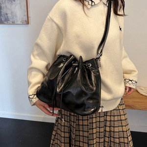 Sac à bandoulière de style classique en gros, fermeture à cordon, sac à bandoulière en cuir PU, sac seau, grande capacité pour femmes - Product Image 4