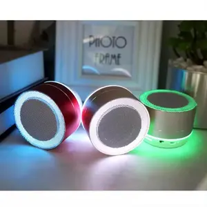 携帯電話と互換性のある点滅するLEDとカラフルなメタルベースを備えたミニポータブルA10Uワイヤレススピーカー屋外サブウーファー