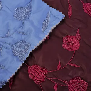 Mode 100% polyester 300T tissu matelassé design fleur pongé pour manteau d'hiver