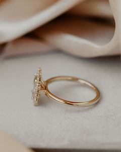 แหวนมอสซาไนต์ทรงคุชชั่น 1.50 กะรัต ประดับเพชรแชมเปญ แหวนทองคำแท้ 14K แหวนมอสซาไนต์แบบมินิมอล แหวนหมั้นทรงคุชชั่น - Product Image 5