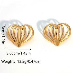 Boucles d'oreilles clous en acier inoxydable plaqué or 18 carats, motif cœur creux rayé, style européen et américain, simples, haut de gamme, tendance chrétienne - Product Image 6